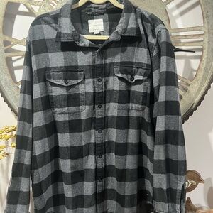 American Eagle Black and Gray Plaid Button-Up Shirt